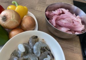 Les ingrédients (porc coupé en fines lamelles, poivrons, oignons et scampis)