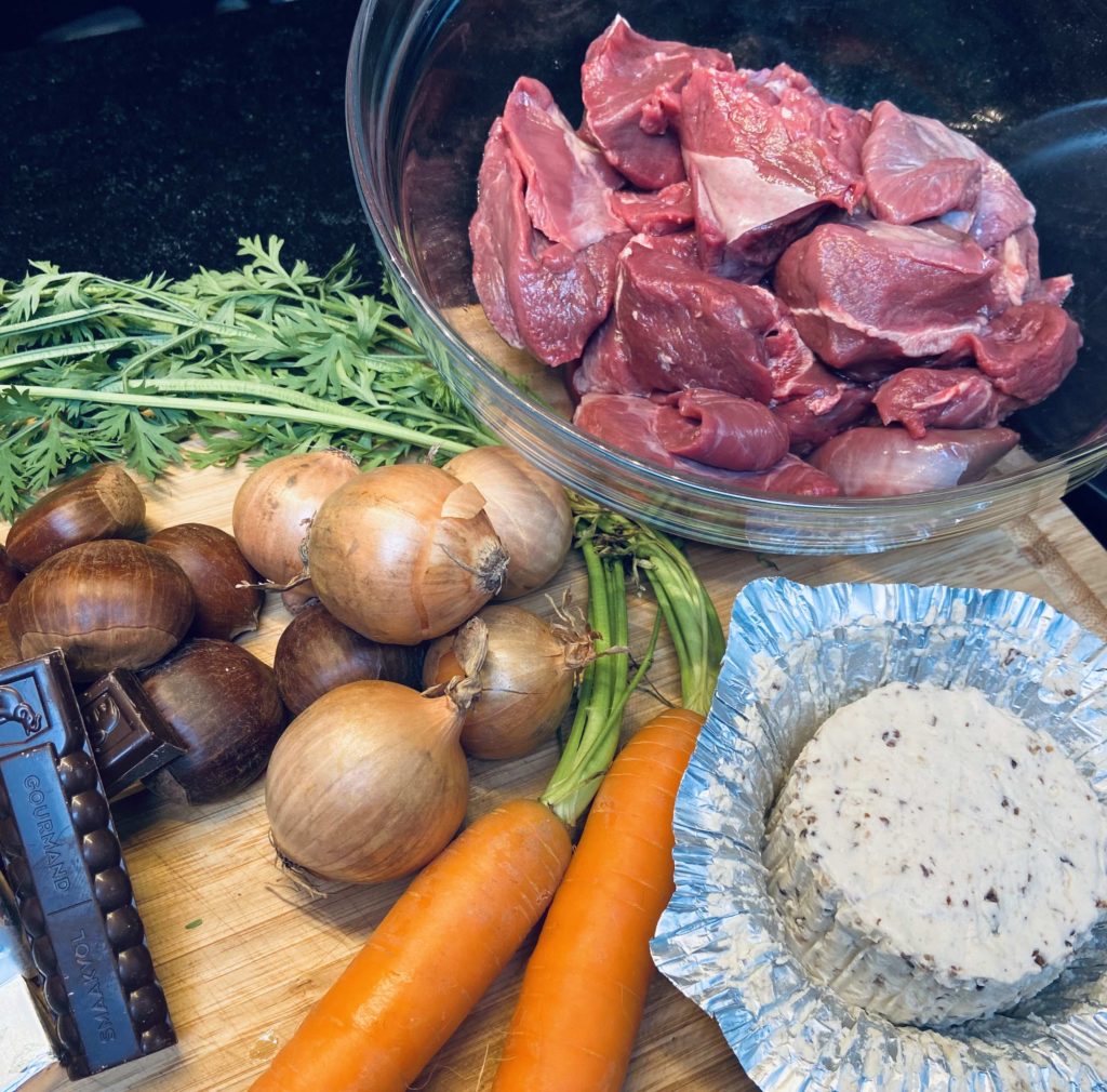 Les ingrédients de la recette: civet, carotte, oignon, chocolat, marron et Boursin.