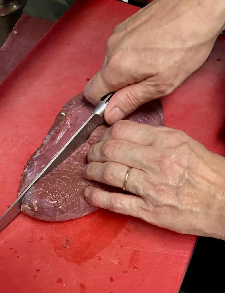 La découpe du rôti de gigue de faon de notre boucherie